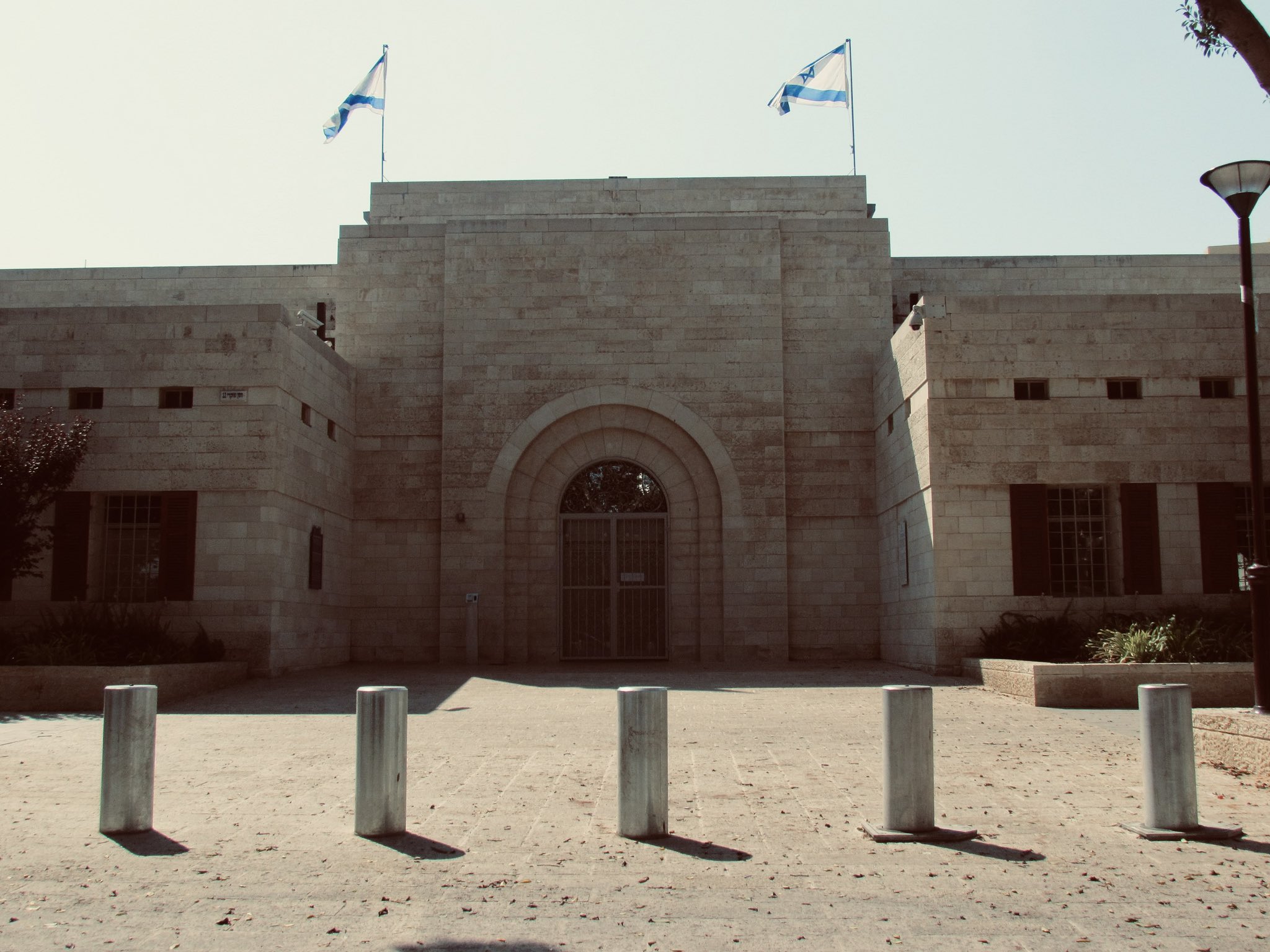 את הדיון בבית המשפט פתח היועץ המשפטי של המושל בסקירה של השחיטה בישראל מימי הסנהדרין ועד לחכם באשי מתקופת השלטון עותמאני, ואף פרס בפני השופטים האנגלים את פרטי הדינים של הלכות שחיטה.