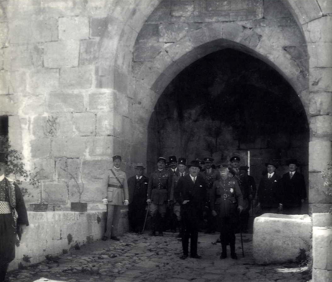 לטקס הפתיחה של התערוכה באו גם הנציב העליון ואשתו הליידי פלומר.
