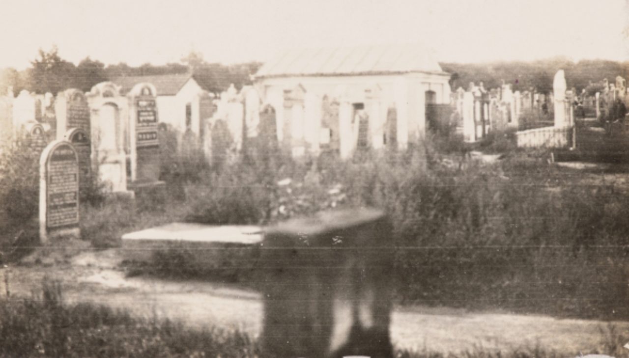 בבית העלמין בוורשה, נאסף קהל רב של חסידים על קבר הצדיק מיאבלונה לראות את המופת הגדול.